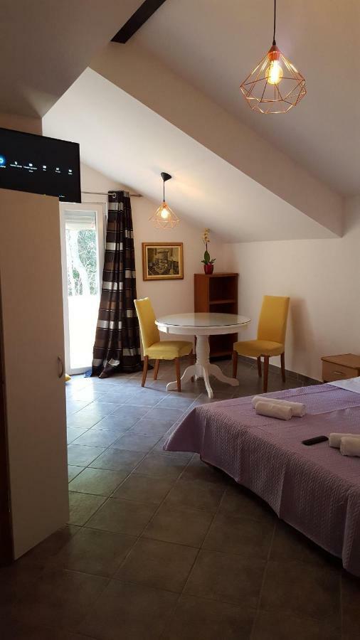 Brbinj Pansion Kaleb Bed & Breakfast エクステリア 写真